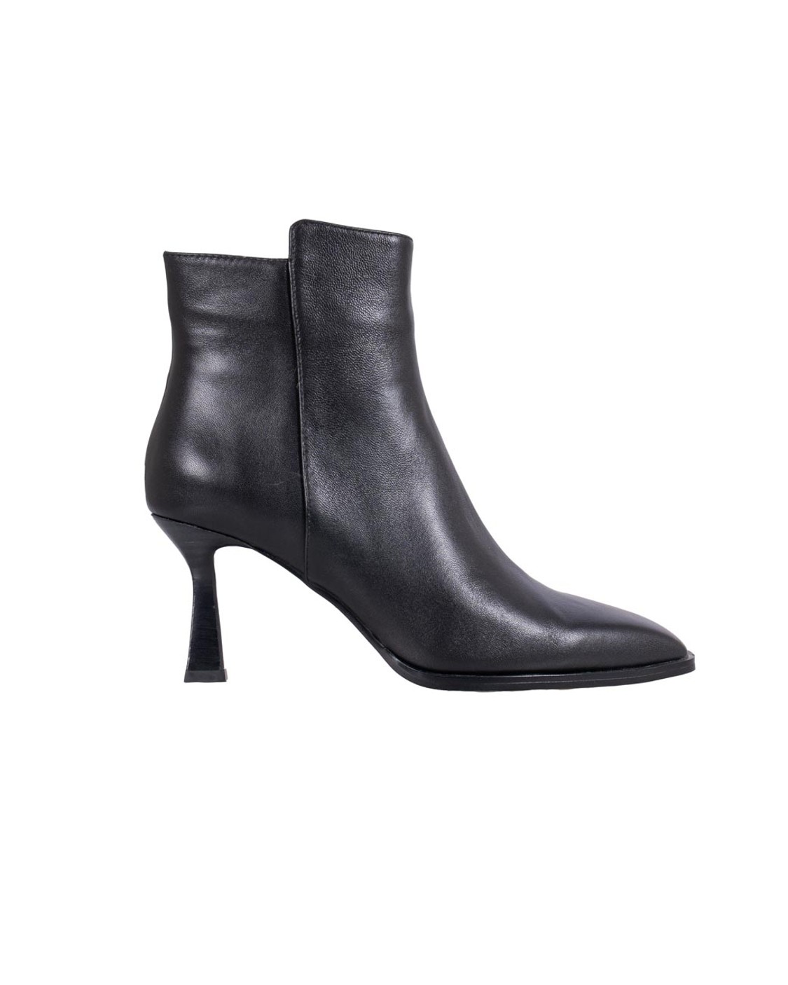 shop LOLACRUZ  Stivale: Lola Cruz stivaletti "Solenne" in pelle.
Modello Solenne Boots 75 con punta affusolata.
Gambale basso.
Tacco a spillo 7,5 cm.
Composizione: 100% Pelle.
Fabbricato in Spagna.. 023T14-N number 2480226